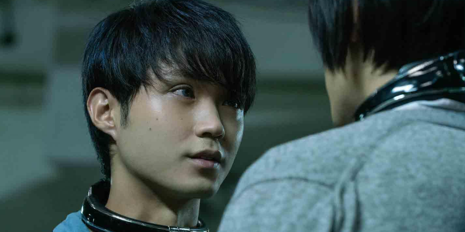 Players talk in Solitary Confinement in Alice in Borderland
