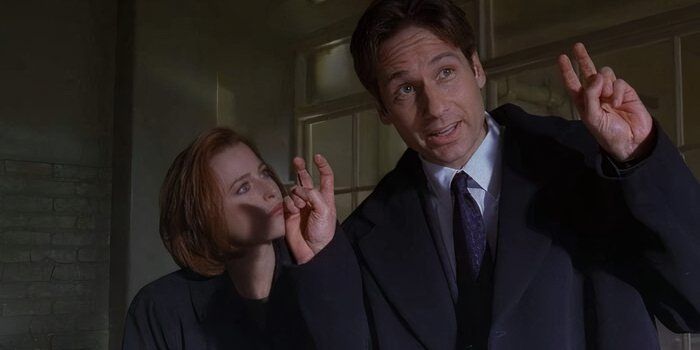 Scully-and-Mulder-With Mulder fazendo citações de ar