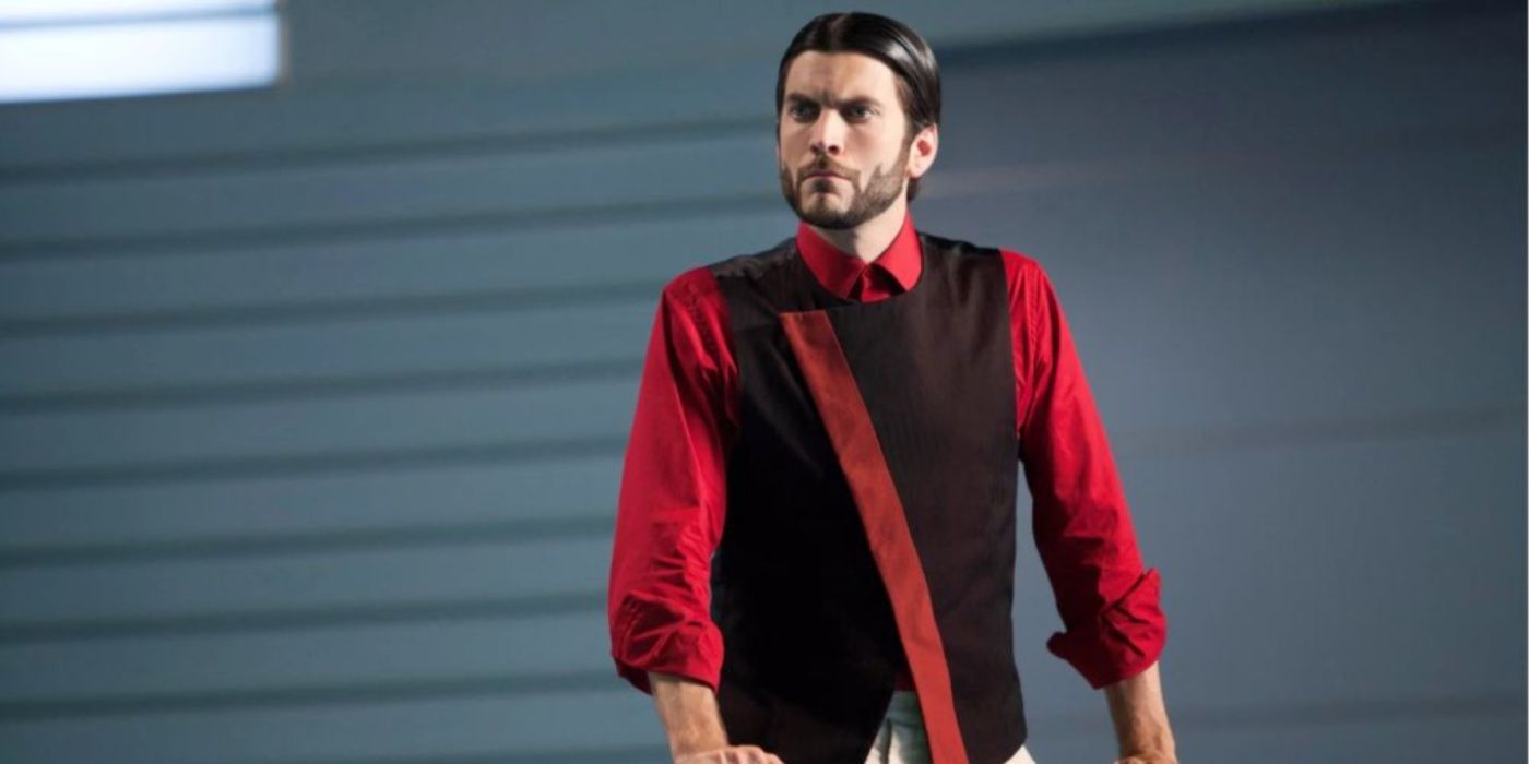 Seneca Crane em pé com uma expressão severa nos Jogos Vorazes.