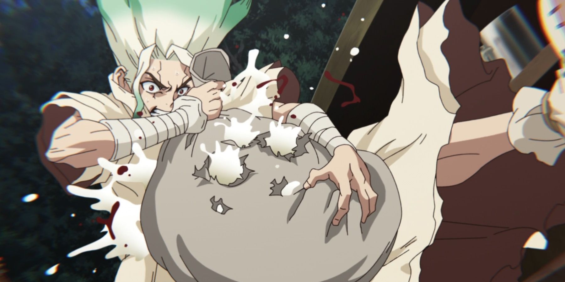 Senku se retira cuando su bolso es golpeado por fragmentos de bala.