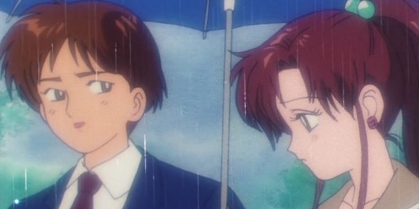 Shinozaki de pie bajo la lluvia con Makoto en Sailor Moon.