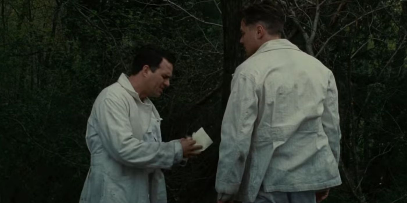 Leonardo DiCaprio como Teddy Daniels e Mark Ruffalo como Chuck Aule em Shutter Island