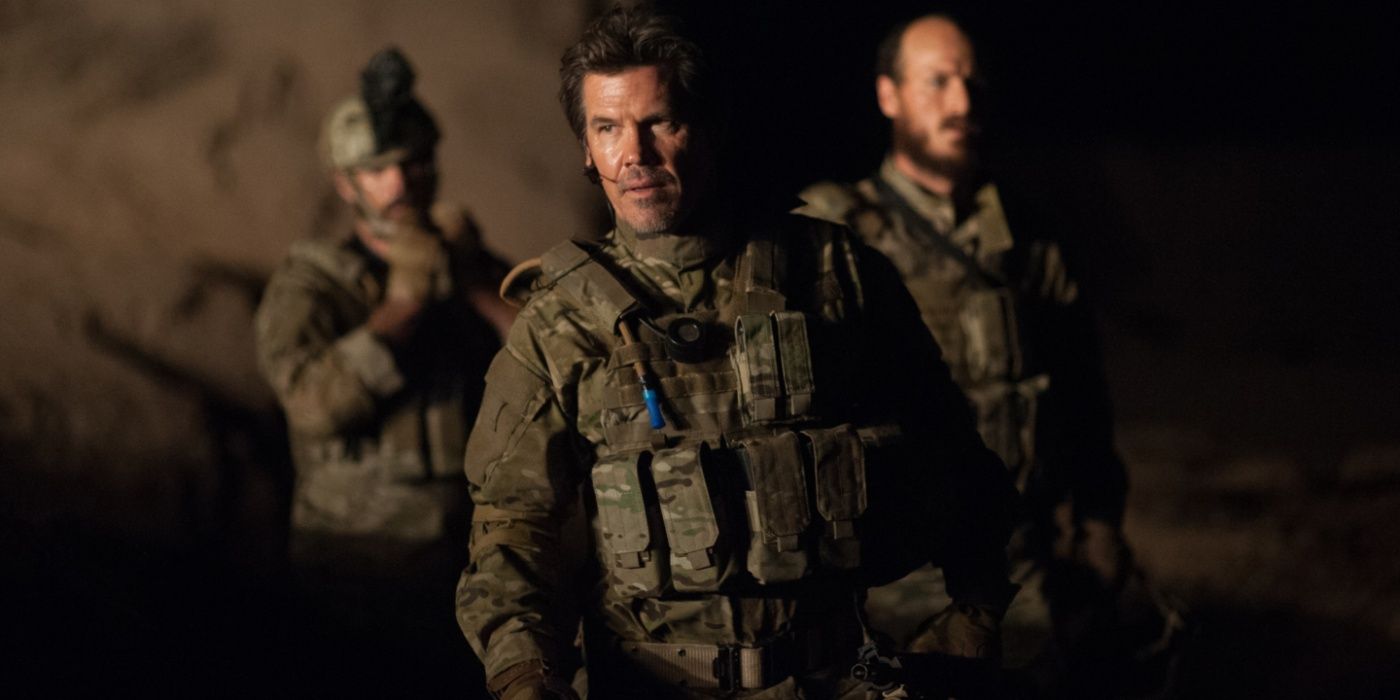 Josh Brolin como seu personagem em equipamentos táticos completos em Sicario.