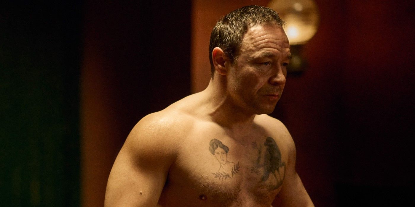 Sugar Goodson, interpretado pelo ator Stephen Graham, em um anel de boxe no programa de TV Hulu Mil Blows