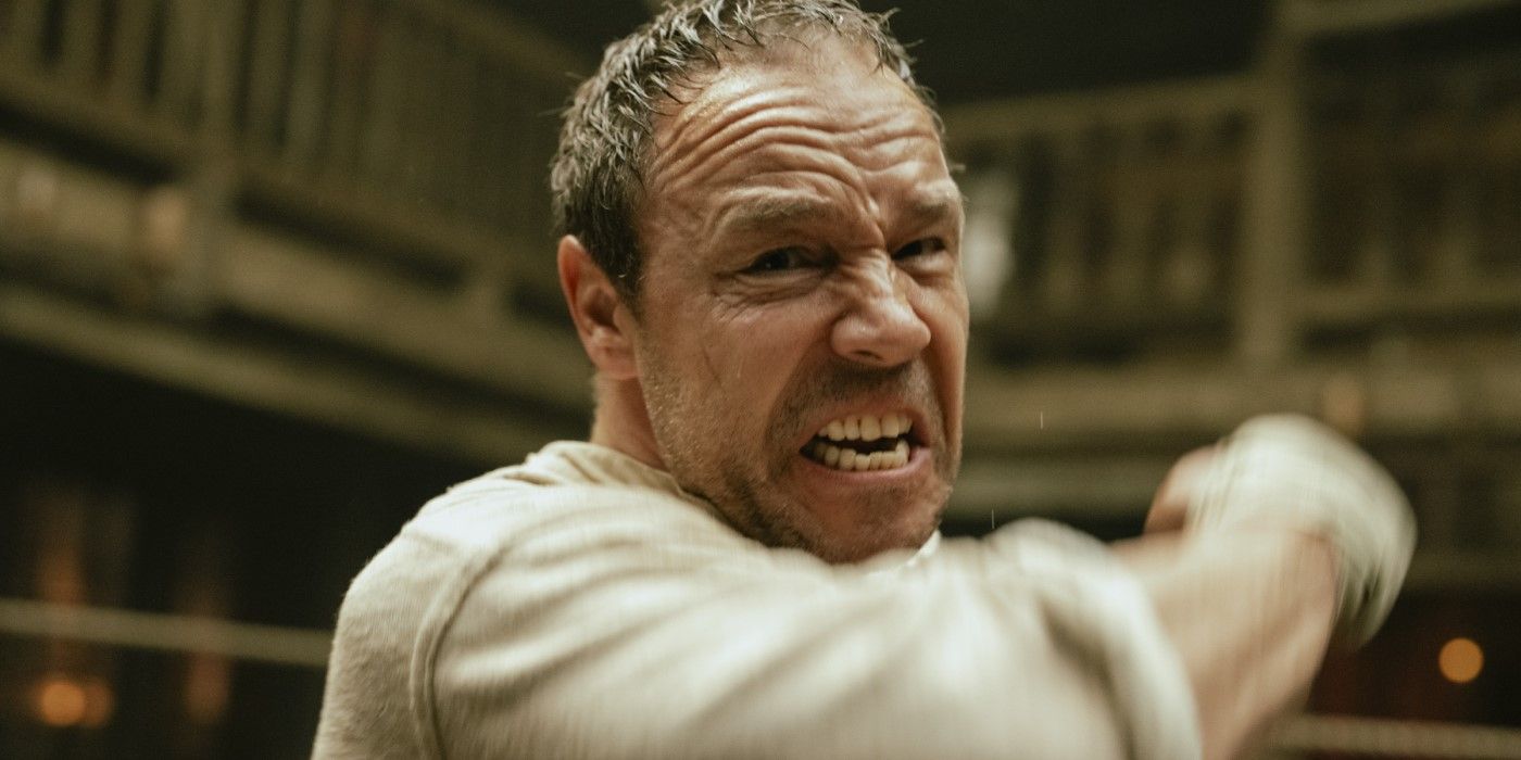 Açúcar (Stephen Graham) dando um soco