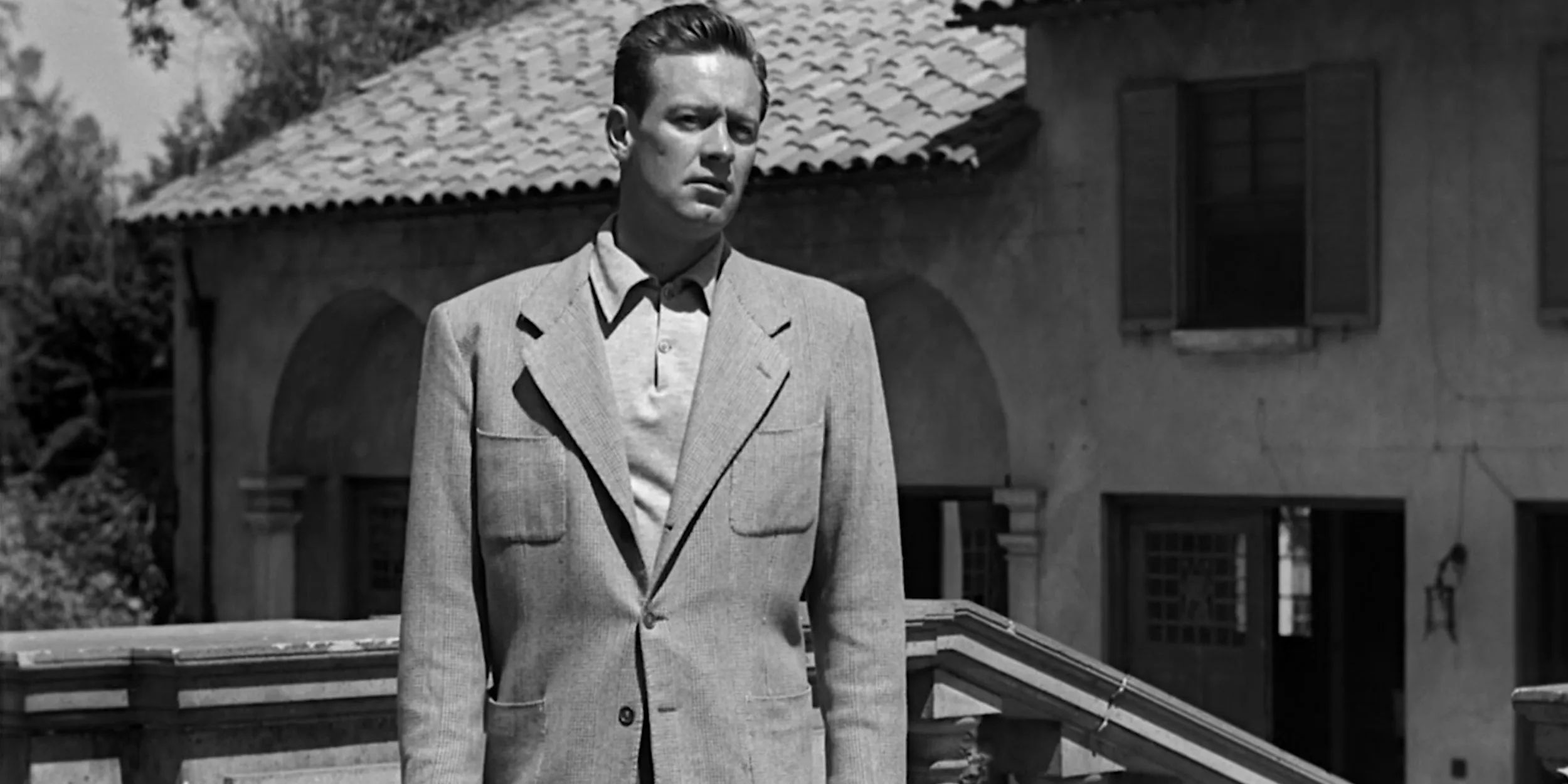 Joe stands outside the Desmond mansion in Sunset Boulevard