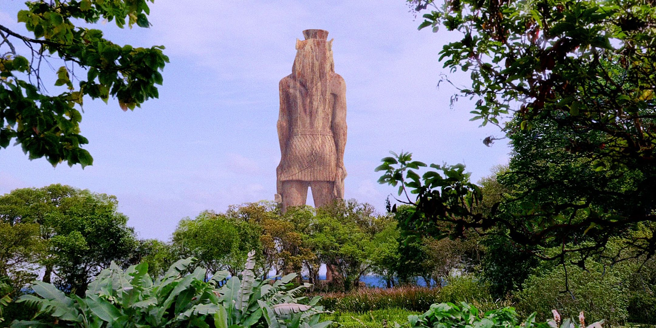 Estatua de Tawert desde atrás, destacando sobre los árboles de la jungla de la serie Lost