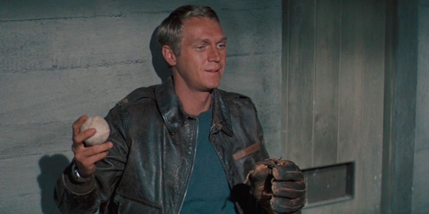 Steve McQueen como capitão Virgil Hilts em uma cela de prisão brincando com a grande fuga