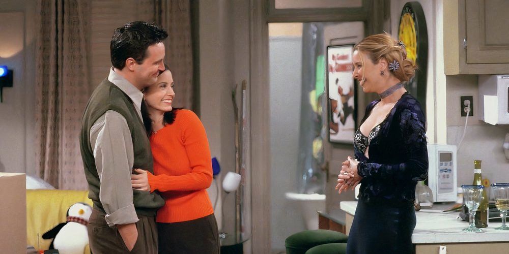 Chandler, Monica'yı Phoebe'nin önünde herkesin arkadaşlarda bölüm bulduğu bir yerde sarar.