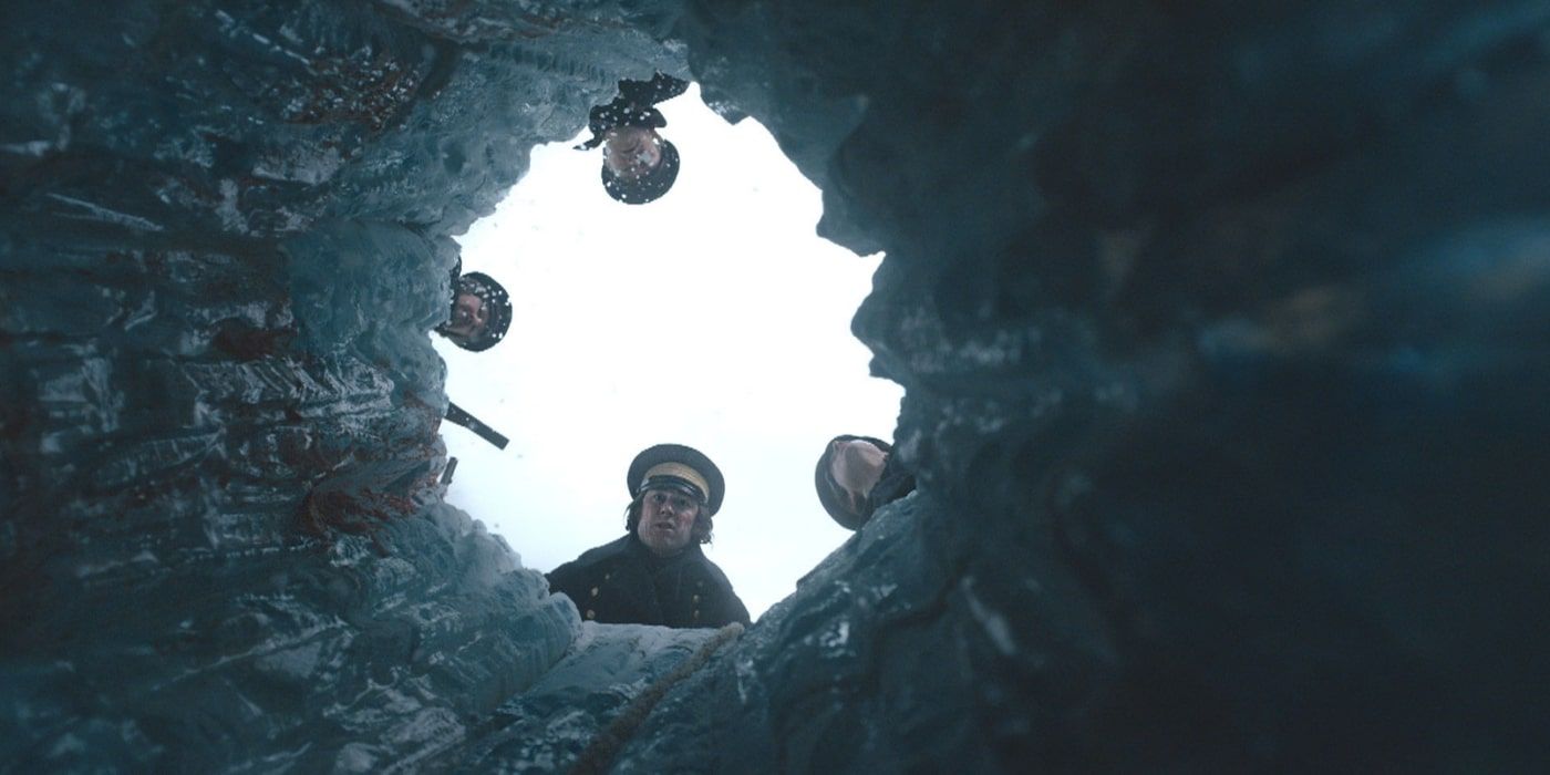 Los marineros miran hacia un agujero de hielo en The Terror.