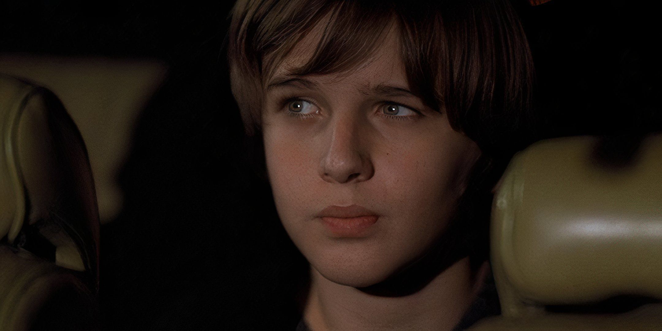 Un primer plano del hijo no nombrado de la familia unsub en el coche en el episodio 