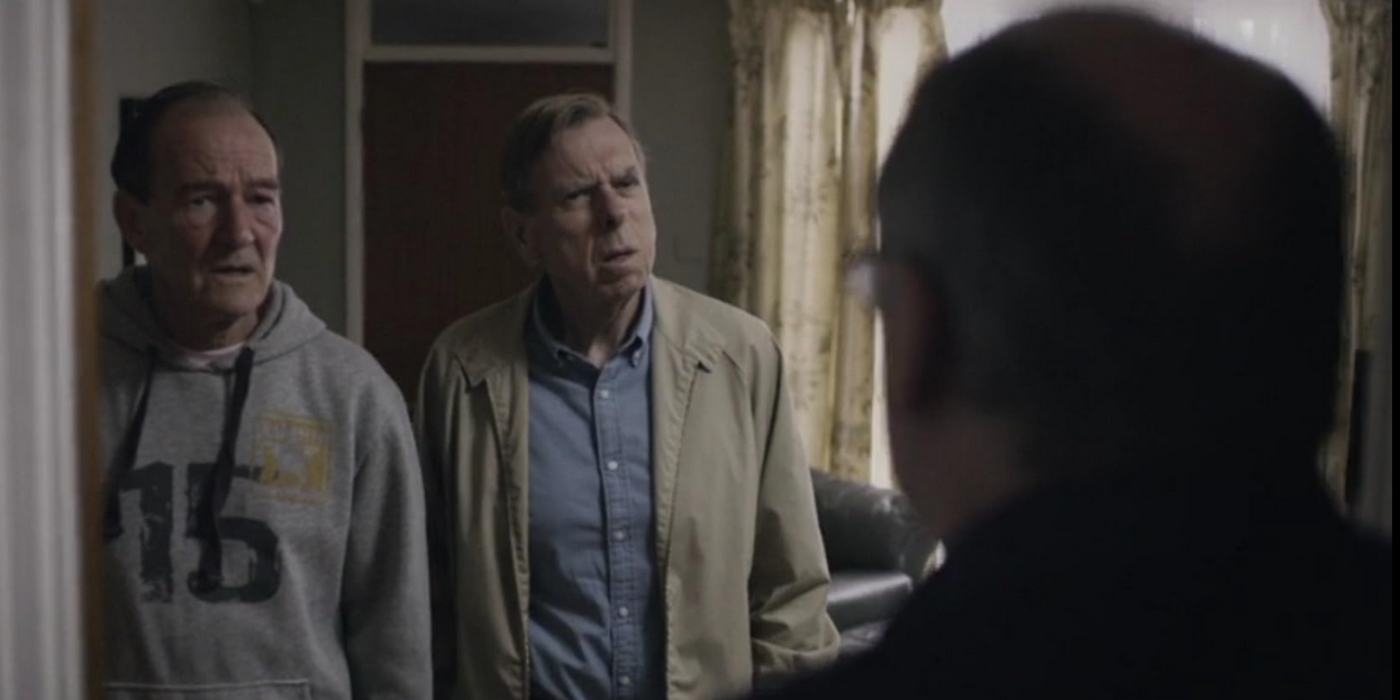 Terry Perkins (Timothy Spall) ve Danny Jones (David Hayman) Hatton Garden'da karışık görünüyorlar.