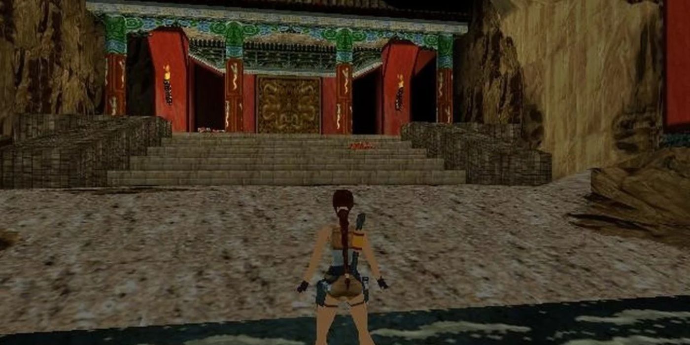 Tomb Raider 2 Oynanma Lara ile bir türbeye bakıyor.