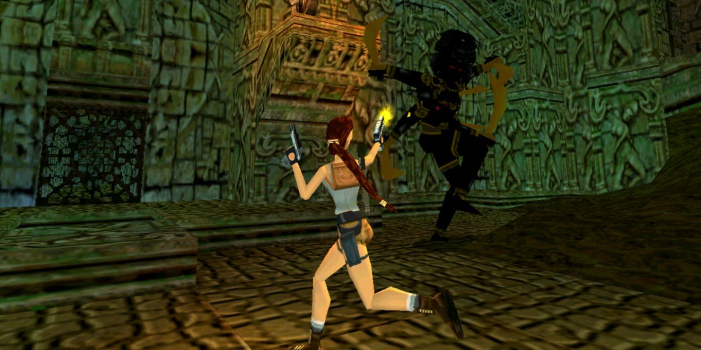 Lara Croft, Tomb Raider 3'teki bir düşmanda koşuyor ve ateş ediyor.