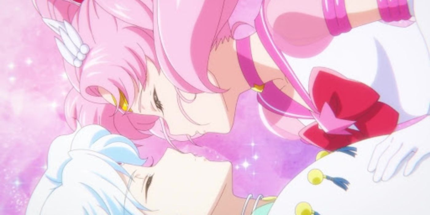 Chibi Moon se inclina para beijar Helios em Sailor Moon.