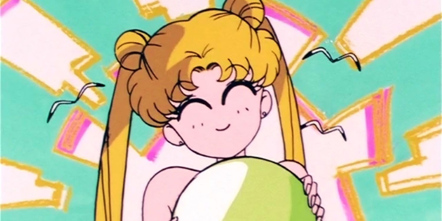 Usagi brinca na praia em Sailor Moon