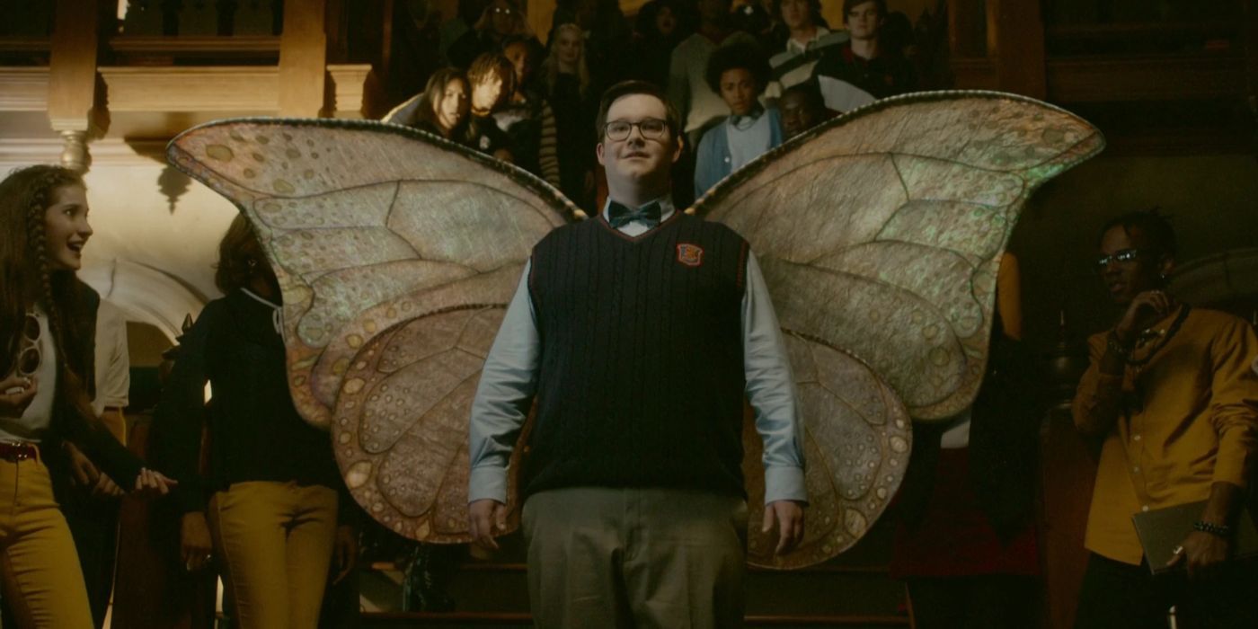 Wade in a crowd expanding his wings