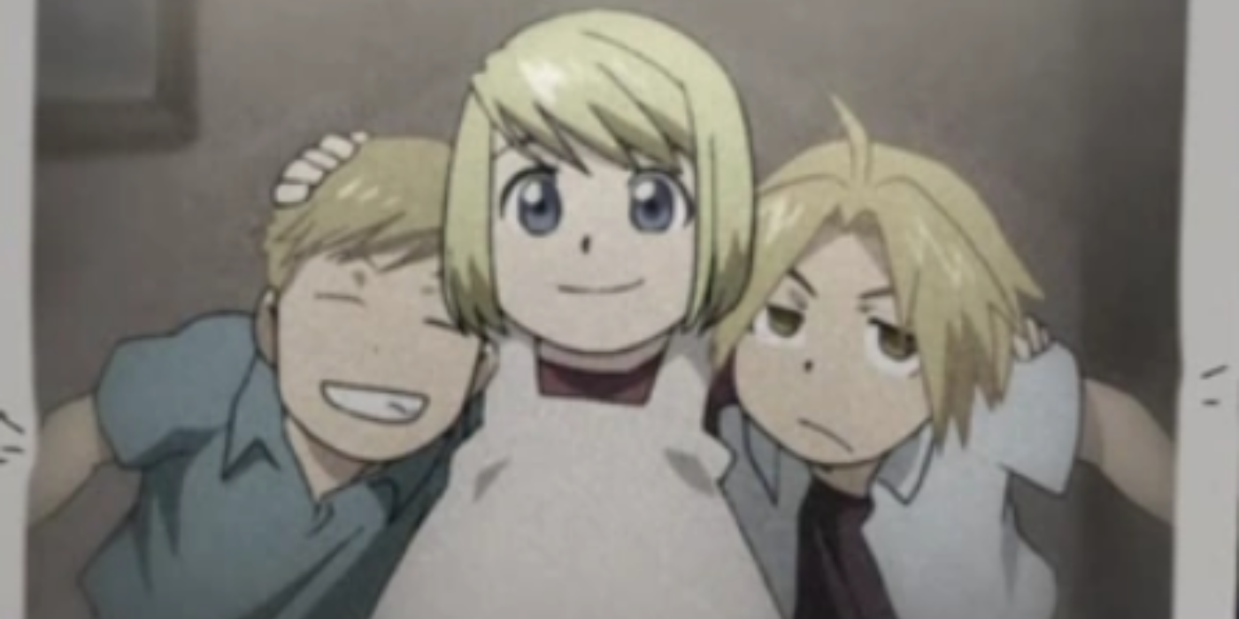 Winry tiene sus brazos alrededor de Edward y Alphonse y está sonriendo en una vieja foto de Alquimista Fullmetal: Brotherhood.