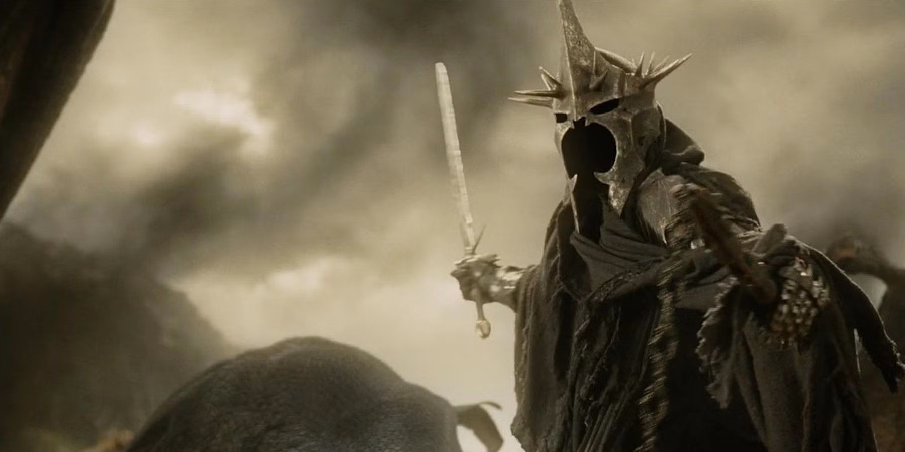 Rei da bruxa de Angmar fica sobre alguém durante a batalha em Minas Tirith