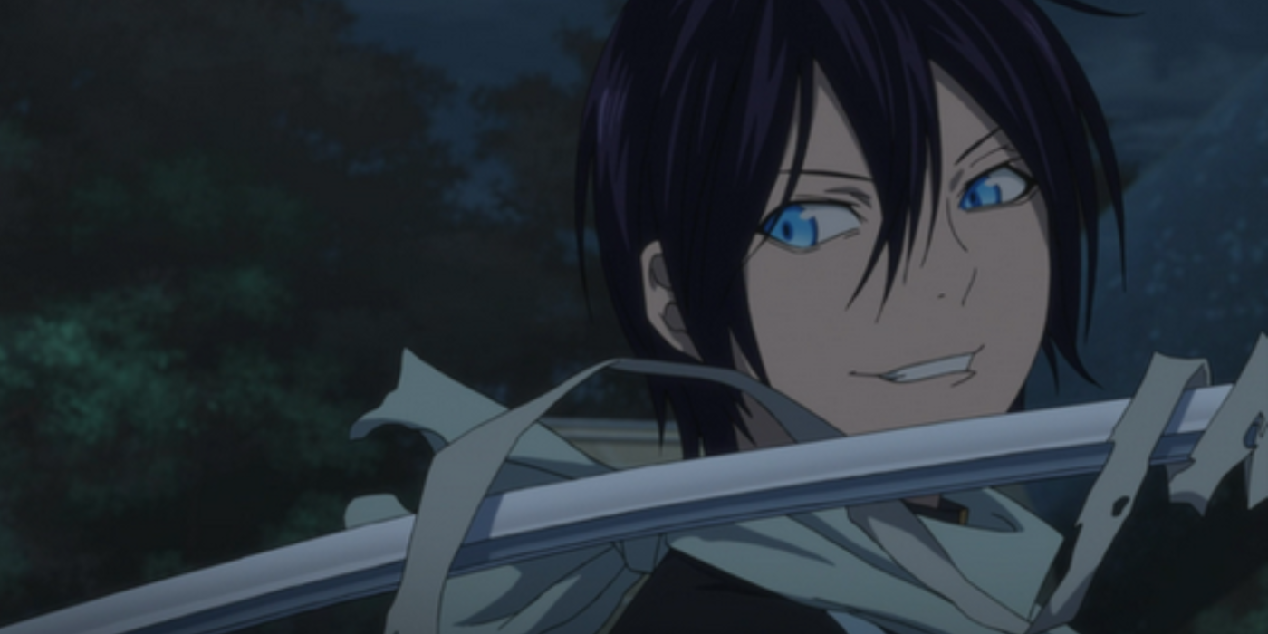 Yato, Noragami'deki kılıfsız kılıcına gülümsüyor.