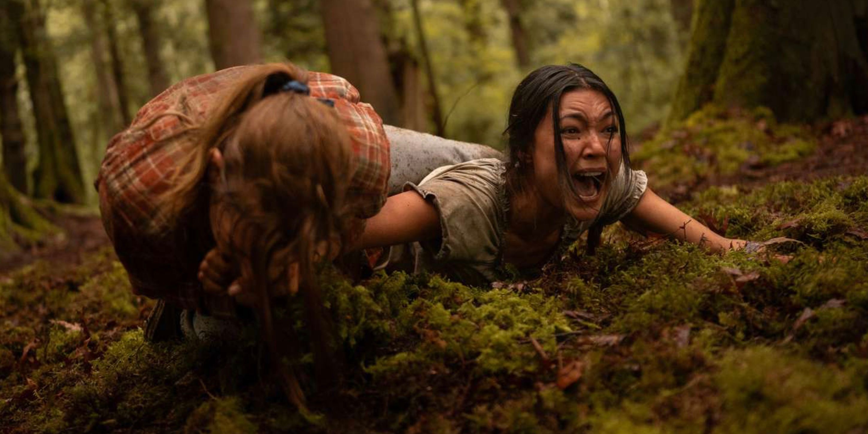 Shauna Shipman (Sophie Nélisse) mordiendo a Mari (Alexa Barajas) en el bosque en Yellowjackets