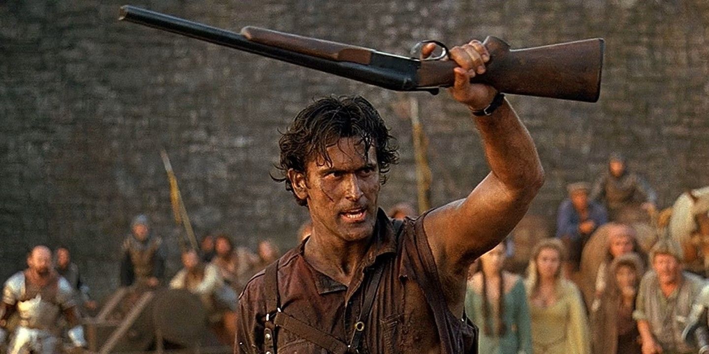 Bruce Campbell como Ash Williams empuña su arma en la película Army of Darkness