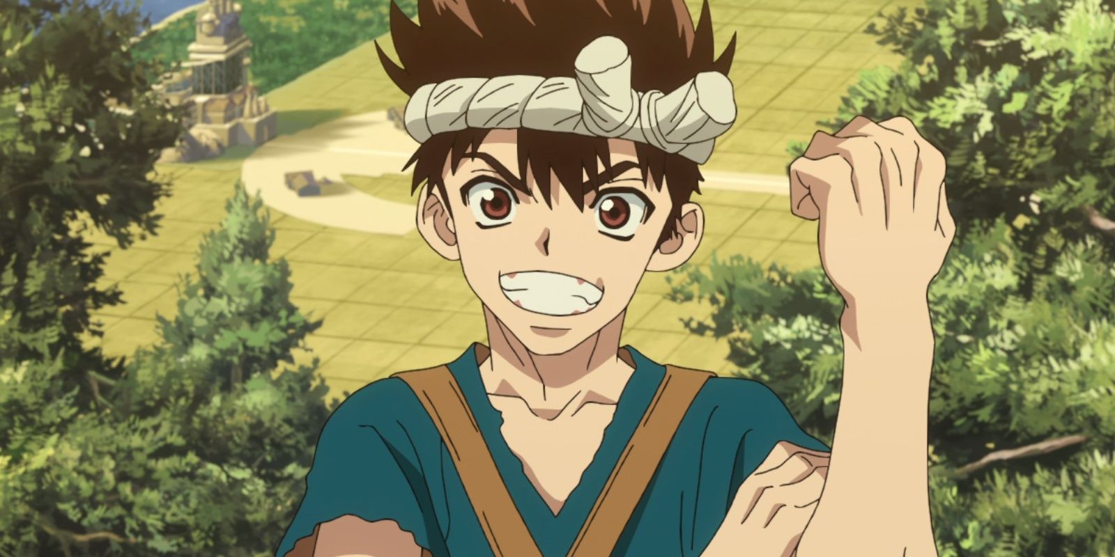 Chrome, vestindo um top verde e marrom, sorri amplamente enquanto ele levanta o punho esquerdo no anime Dr. Stone