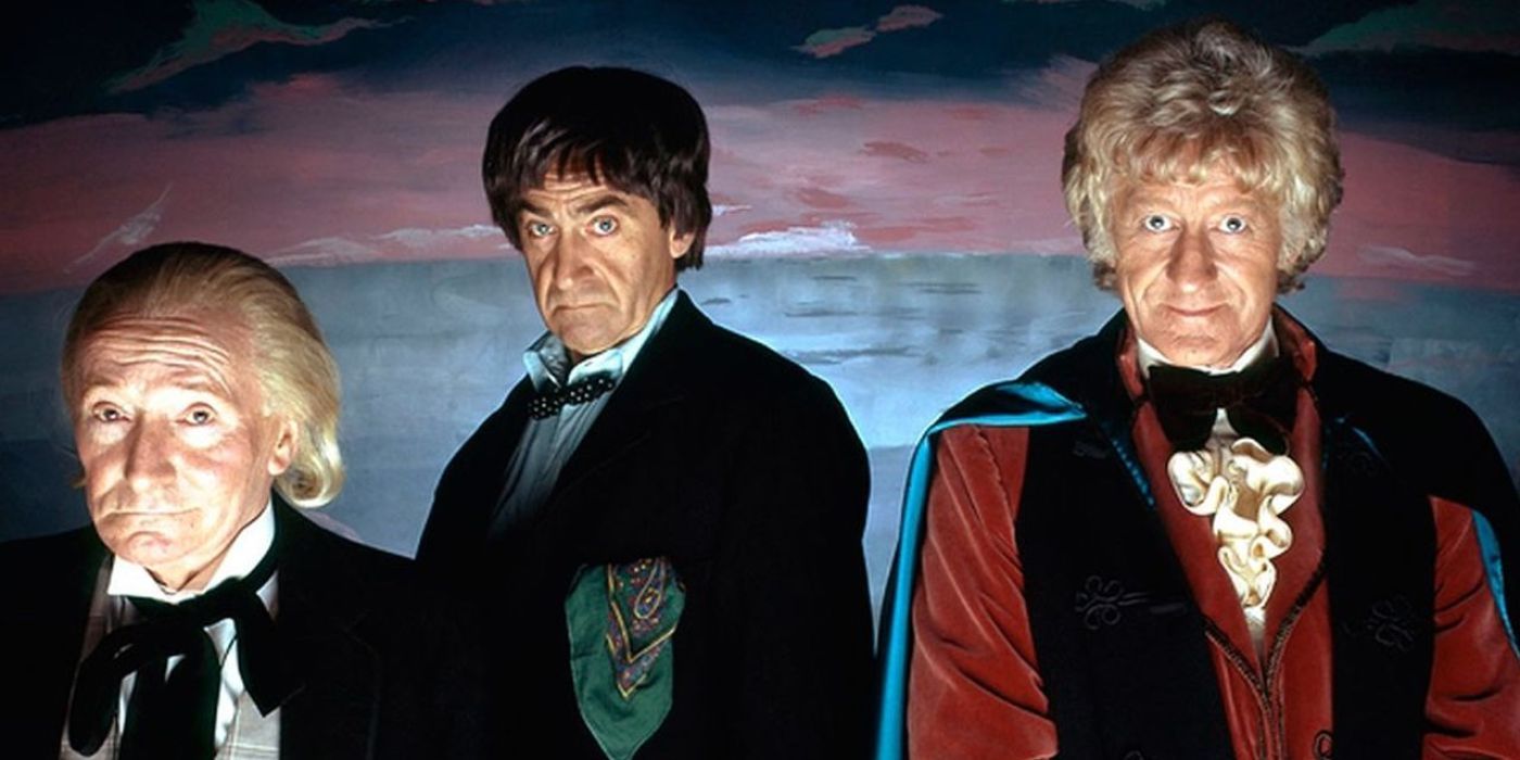 Três médicos, (Jon Pertwee, Patrick Troughton e William Hartnell) posam juntos no especial do Doctor Who do 10º aniversário, os três médicos.