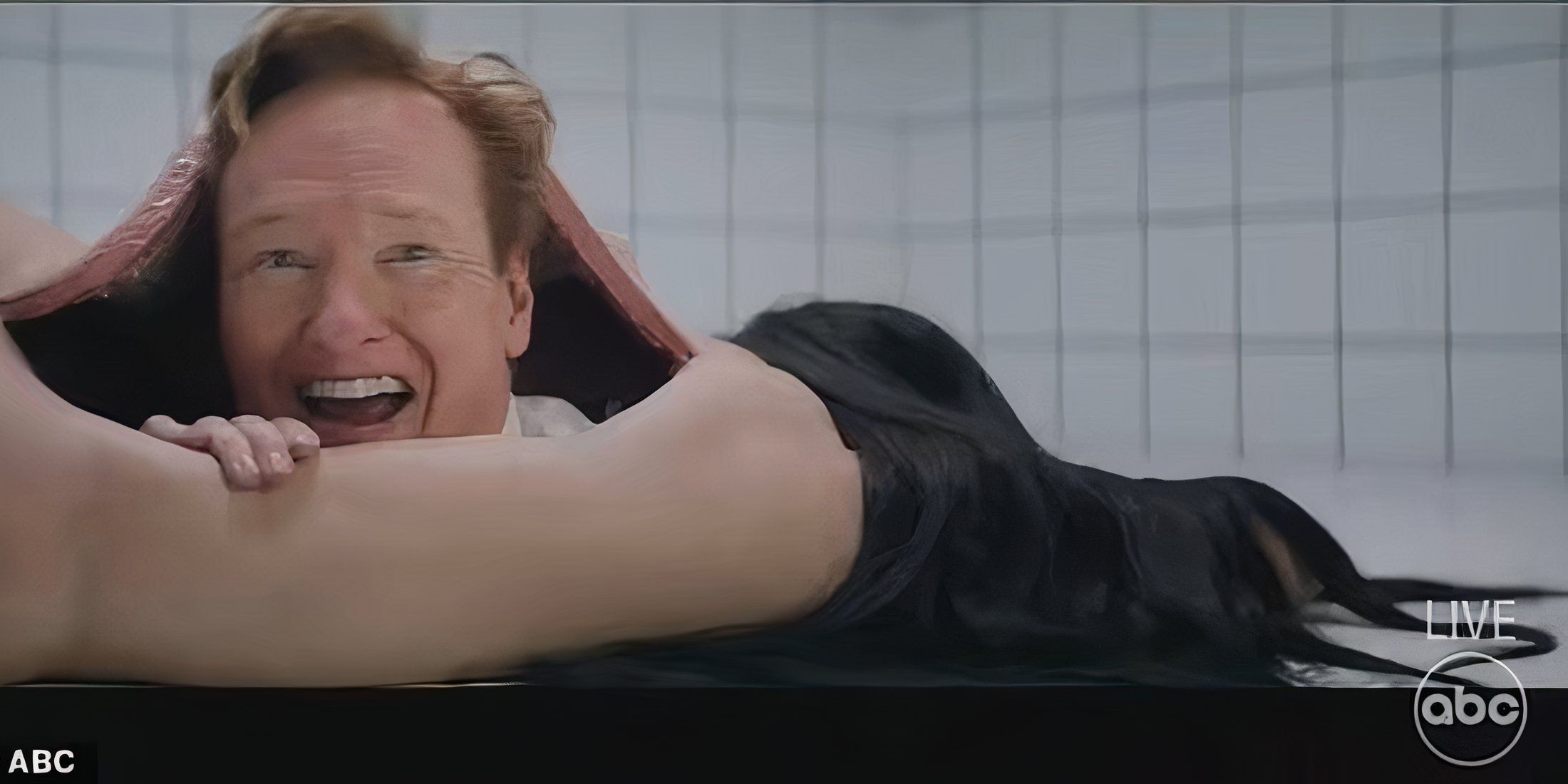 Conan O'Brien se asoma de un prostético de Demi Moore en los Premios de la Academia