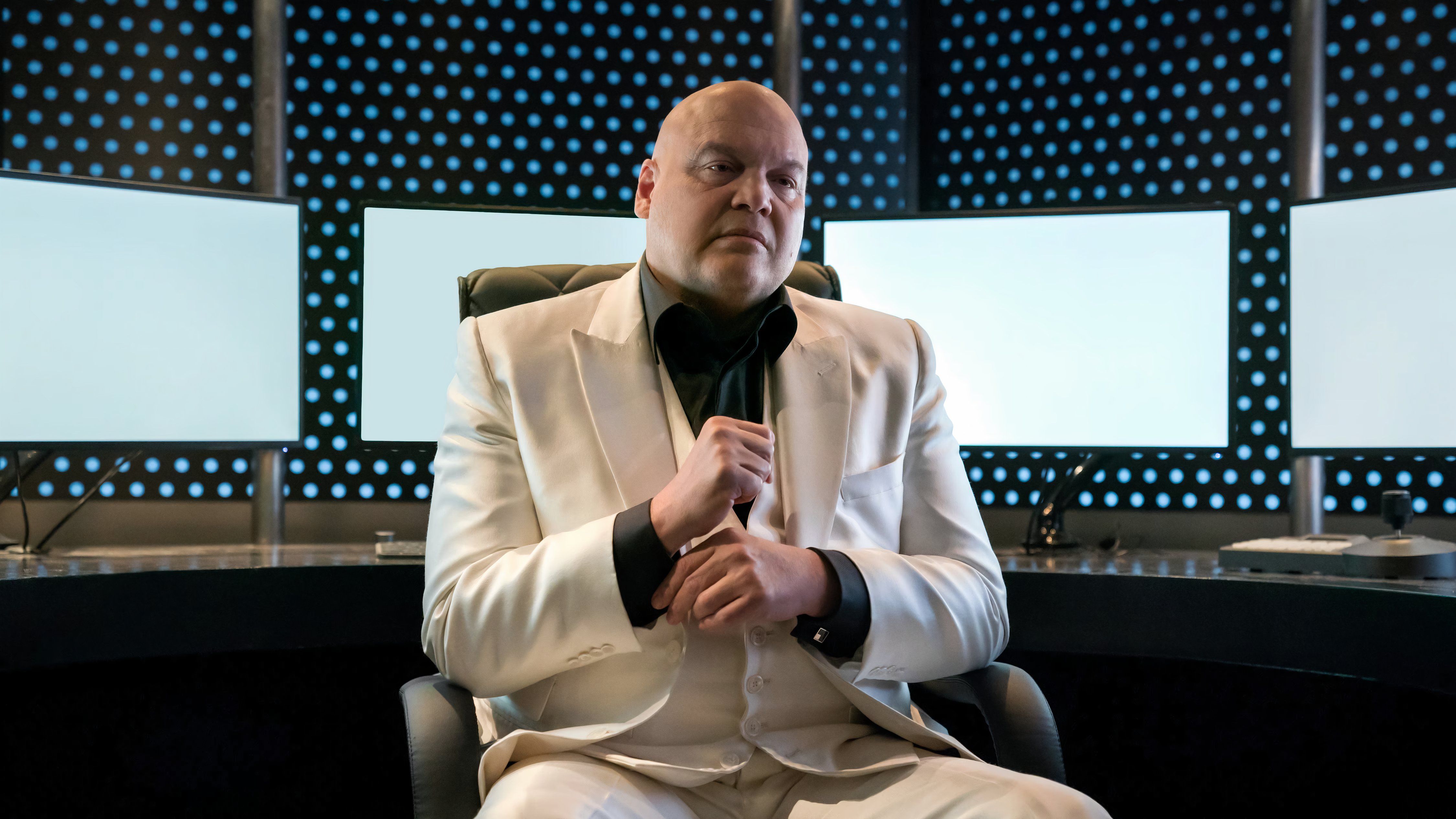 Wilson Fisk observa información interesante que podría ayudarlo en Daredevil.