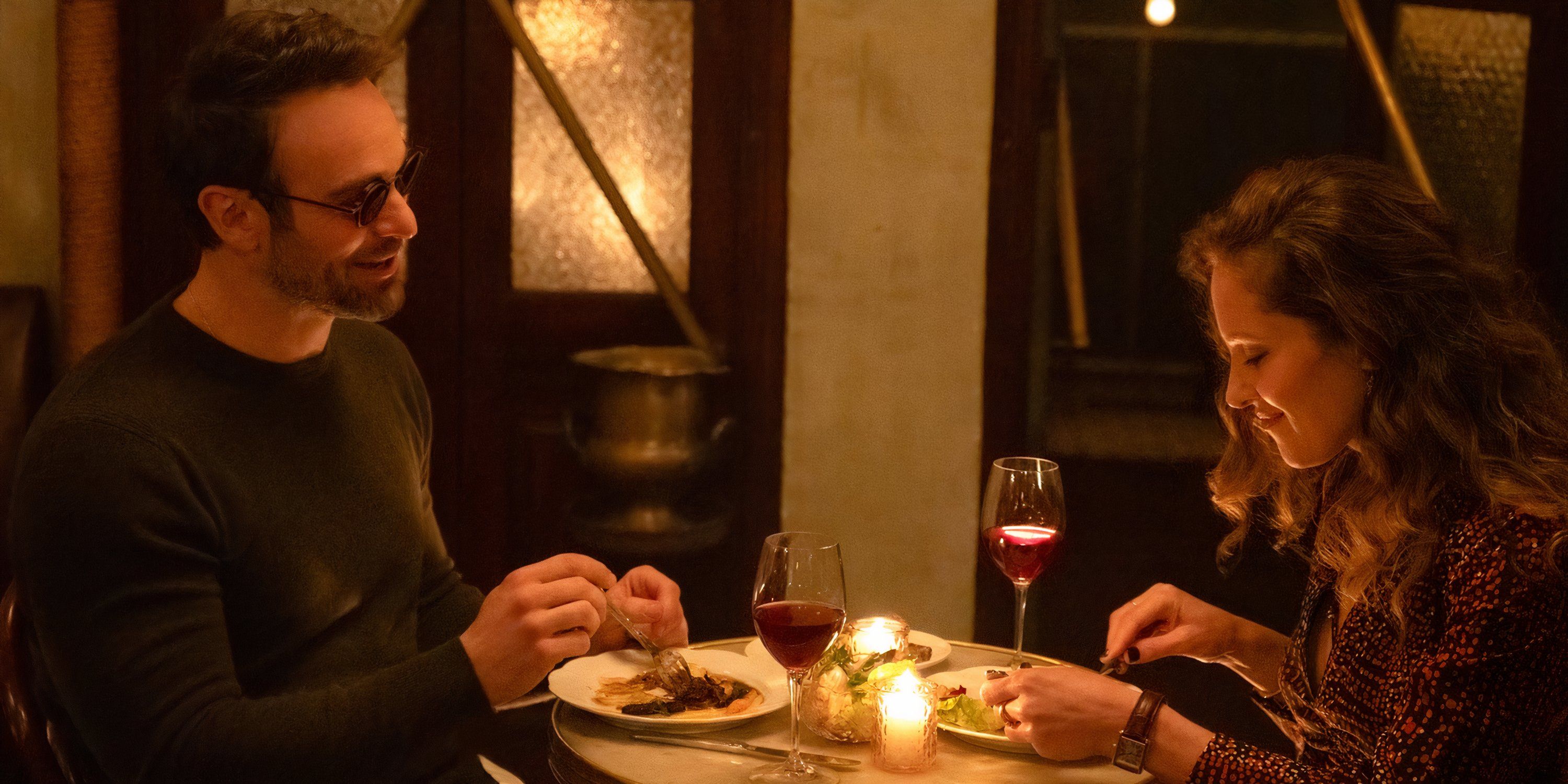 Matt Murdock cena con Heather Glenn en Daredevil: Nacido de nuevo