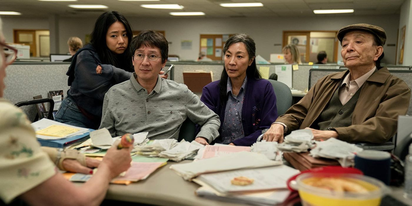Michelle Yeoh como Evelyn Quan Wang, Stephanie Hsu como Joy Wang, Ke Huy Quan como Waymond Wang y James Hong como Gong Gong en Everything Everywhere All at Once