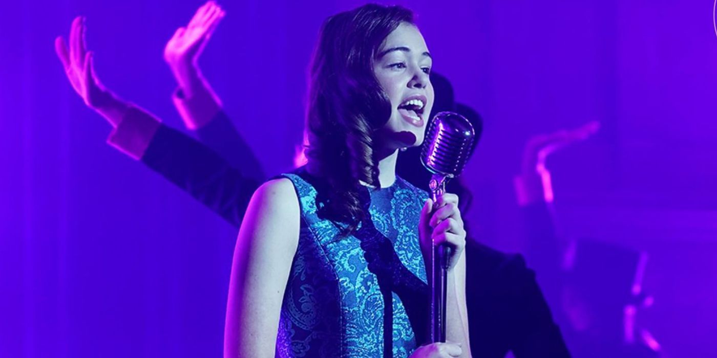 Josie cantando en el escenario