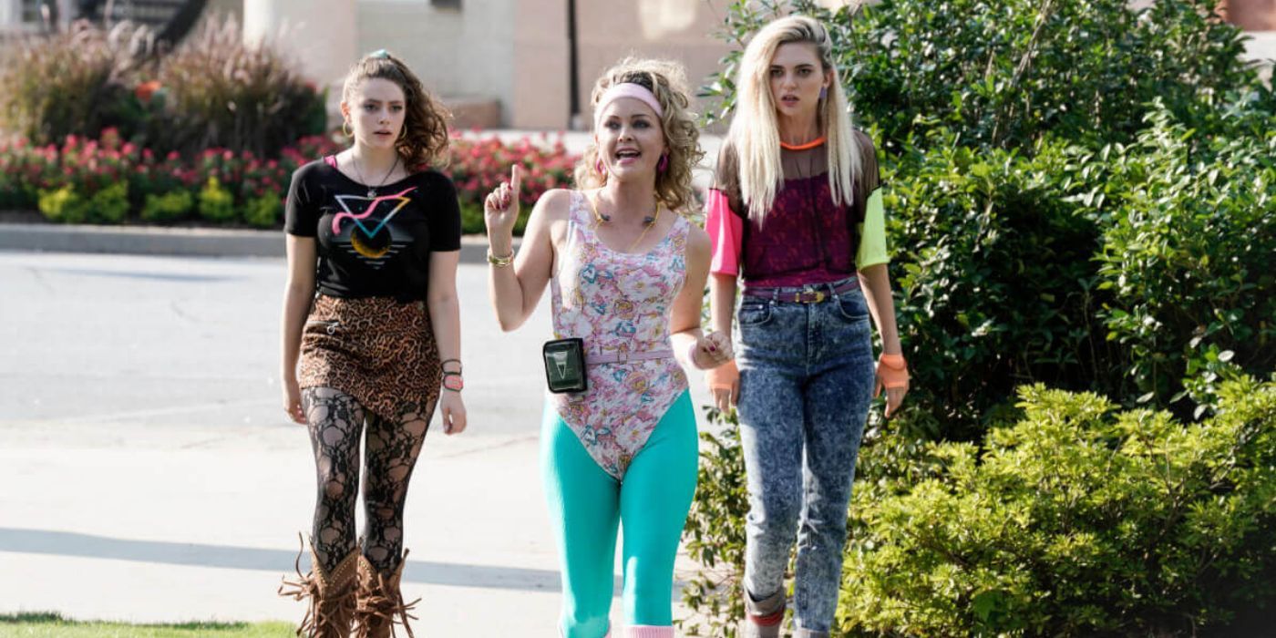 Hope y Lizzie vestidas con ropa de los 80