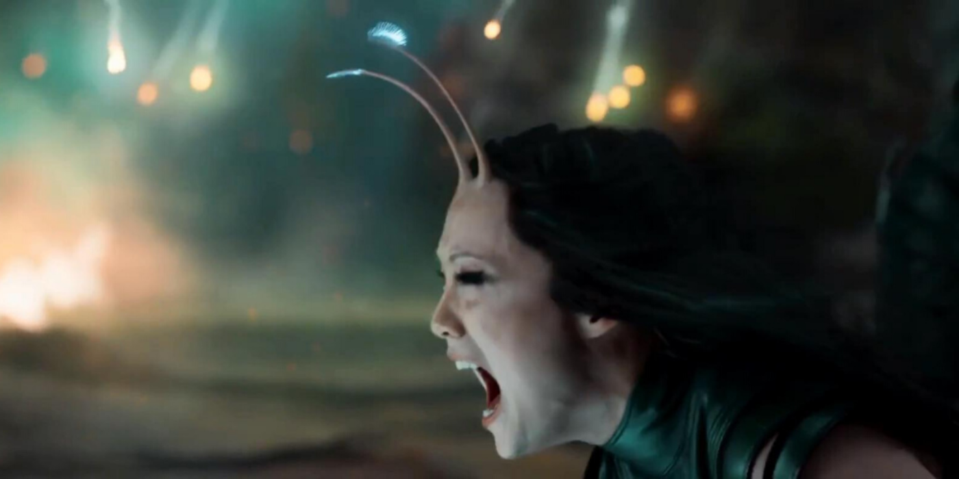 Mantis (Pom Klementieff) le grita a Ego (Kurt Russell) que duerma en Guardians of the Galaxy 2.