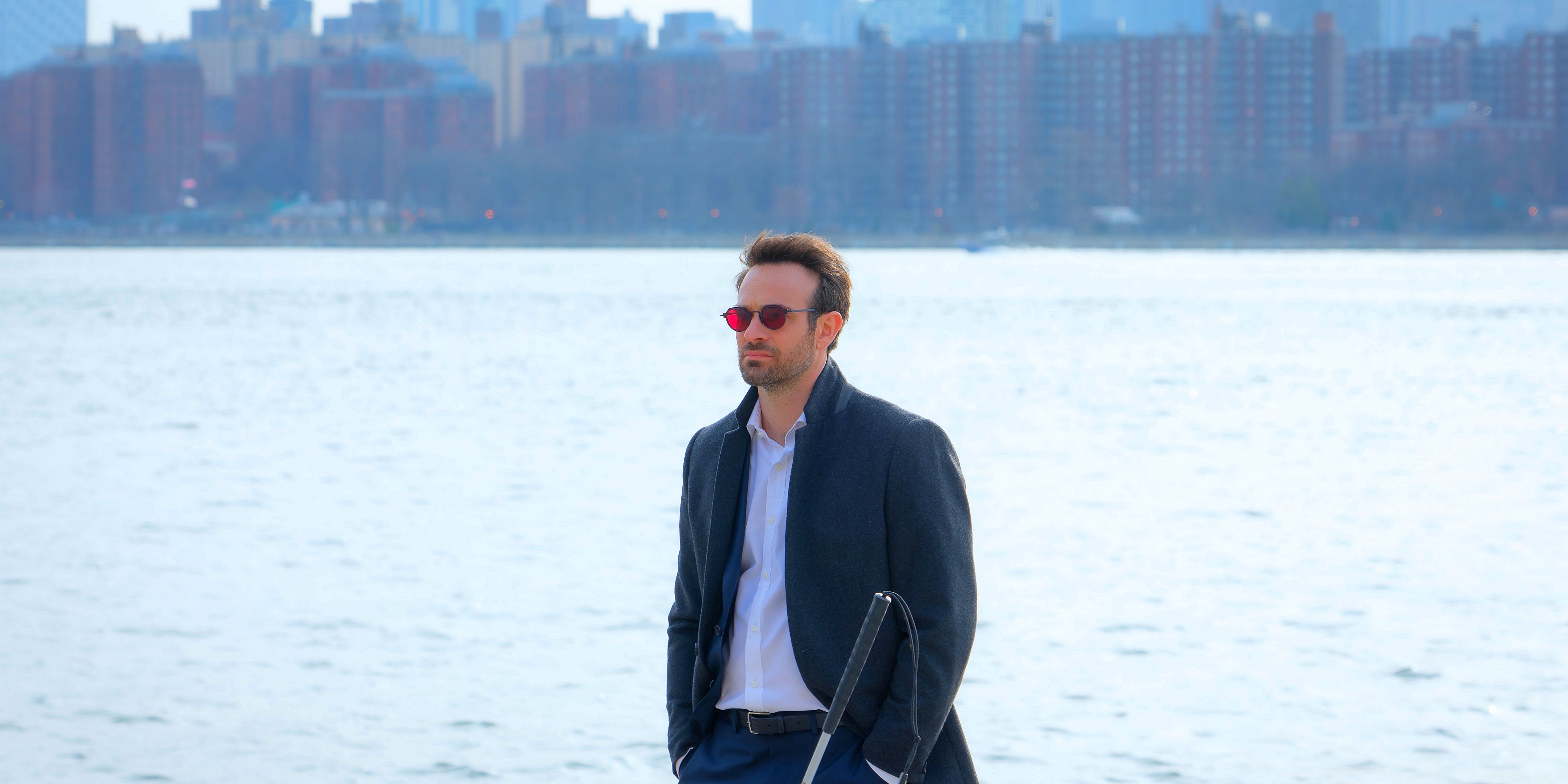 Matt Murdock, Hudsn Rive ve New York Skyline ile bastonuyla Siyah Palto ile Daredevil'den tekrar doğdu