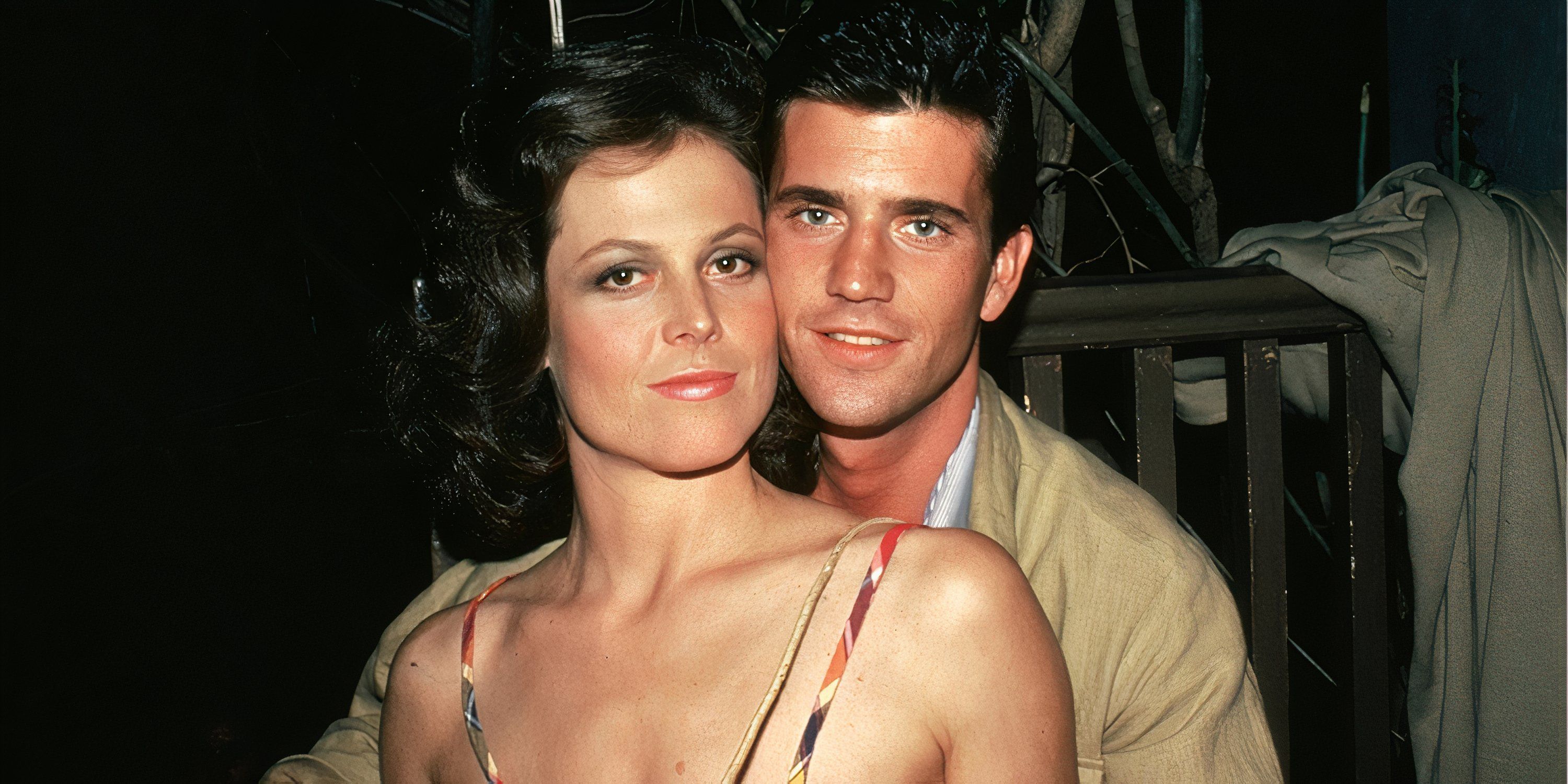 Mel Gibson e Sigourney Weaver abraçam no ano de viver perigosamente