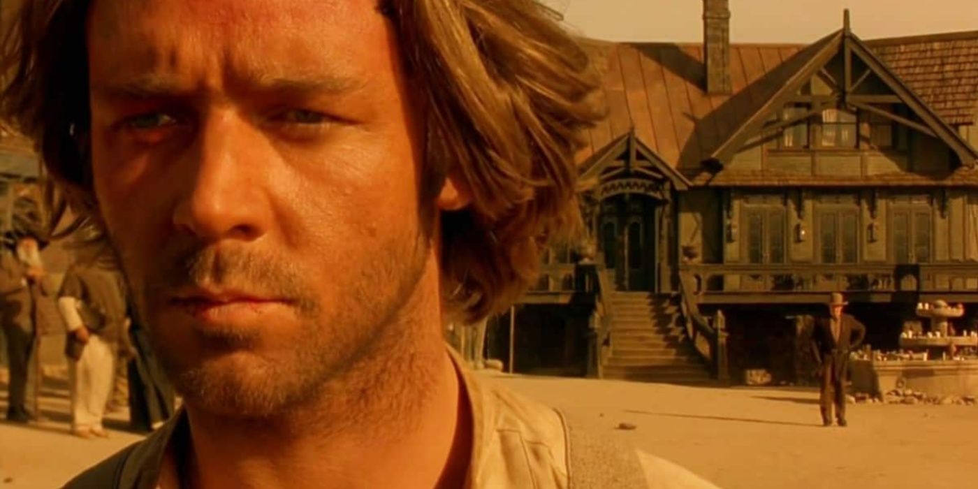 Russell Crowe standing in front of a town in The Quick and the Dead