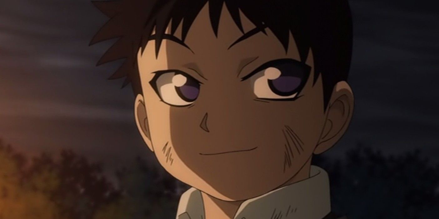 Pride mira hacia un lado mientras sonríe a la luz de la tarde.