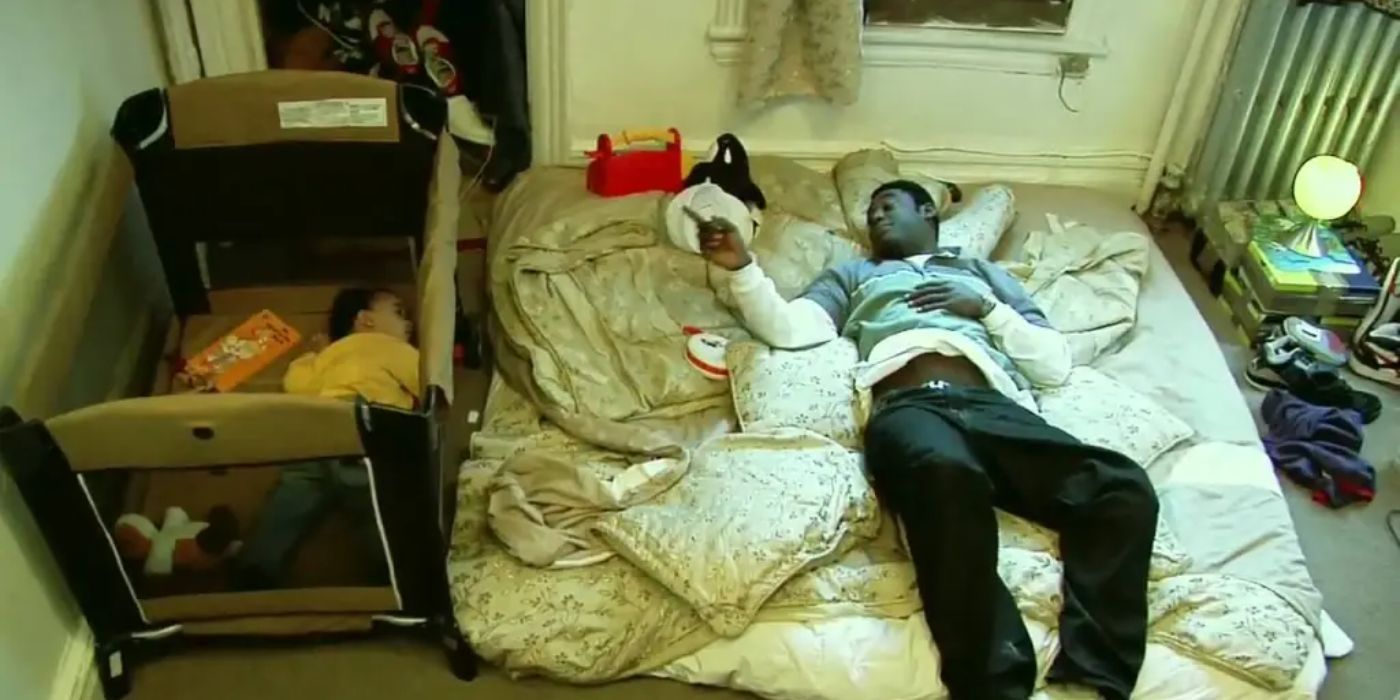 Lucky se tumba junto a la cama de su pequeño hijo en Prince of Broadway