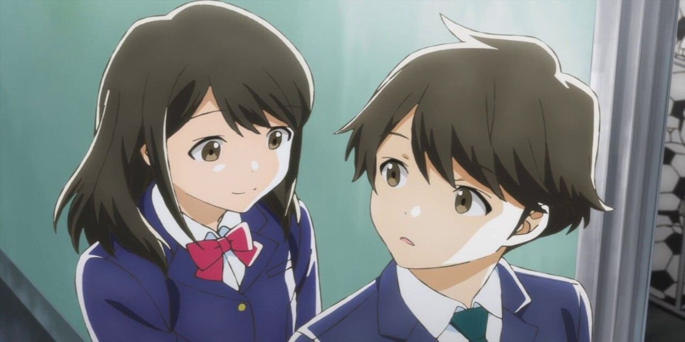 Akane Mizuno coming up behind Kotarou Azumi at school in Tsuki ga Kirei.