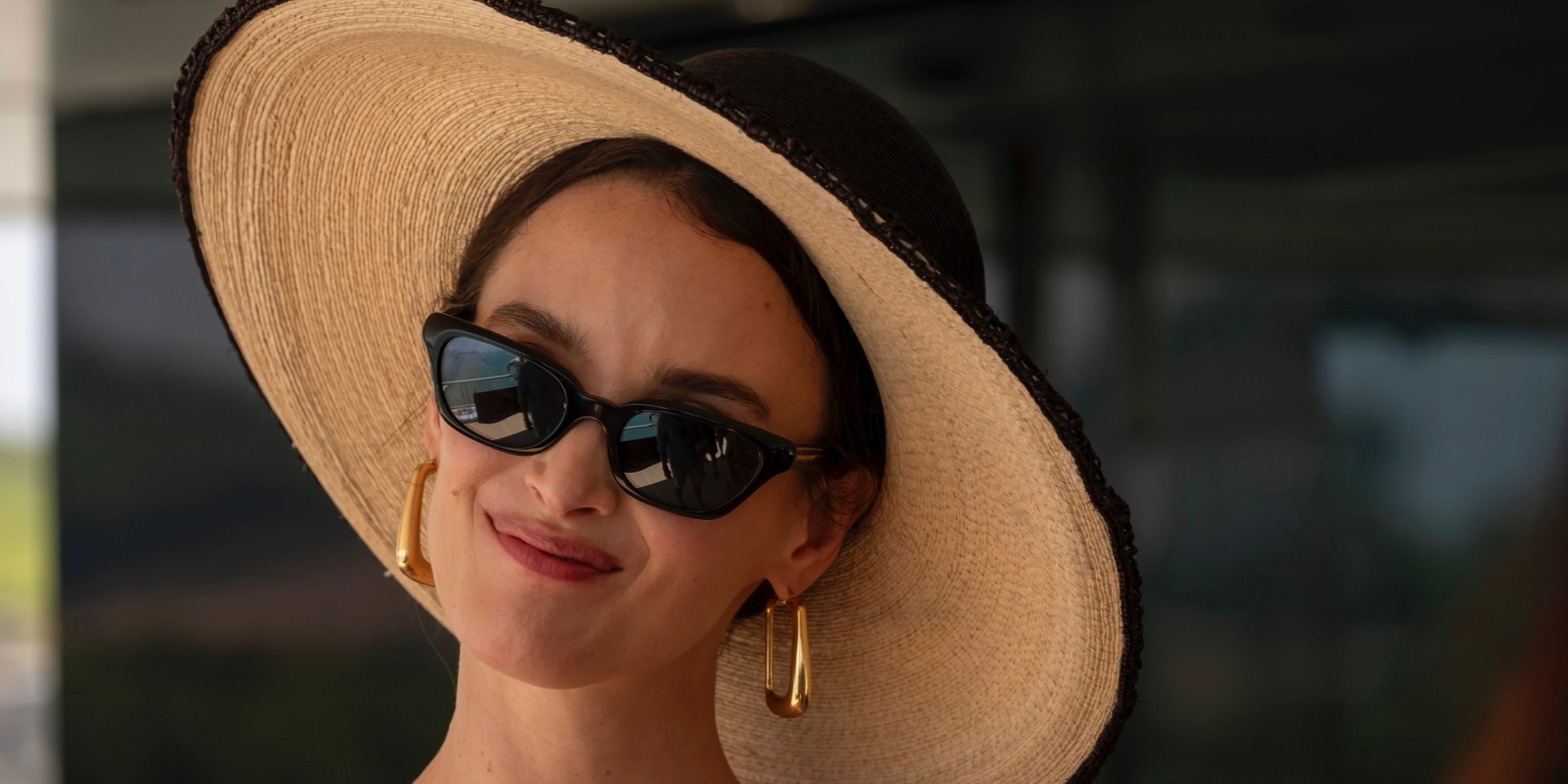 Charlotte Le Bon como Chloé en el loto blanco