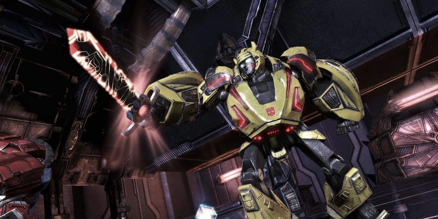 Bumblebee sosteniendo una espada en modo robot en Transformers: War for Cybertron.