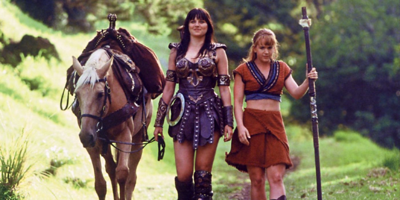 Lucy Lawless sebagai Xena sedang berjalan dengan kudanya bersama Renee O'Connor sebagai Gabrielle dari Xena: Warrior Princess