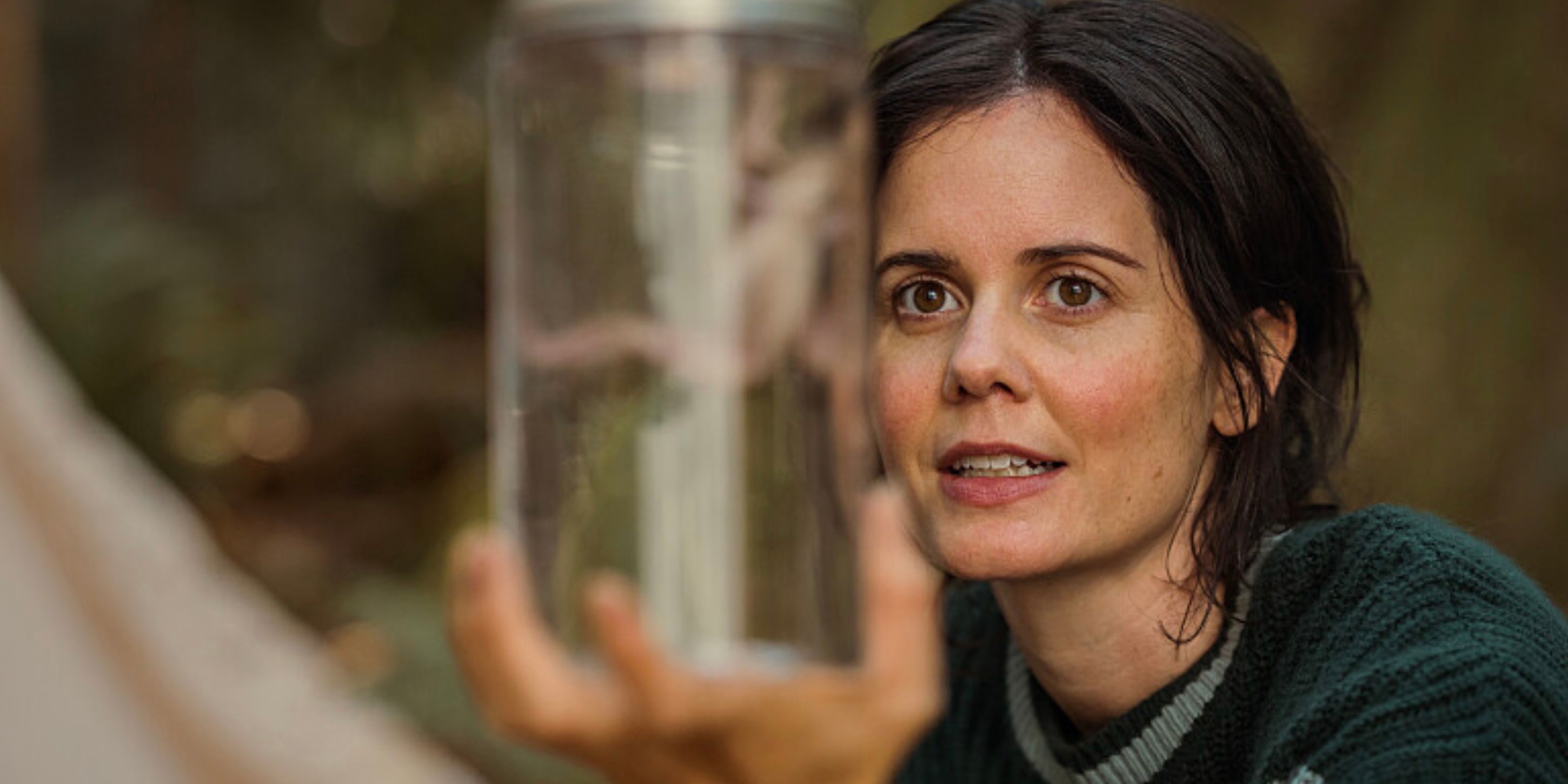 Hannah sosteniendo un frasco en Yellowjackets