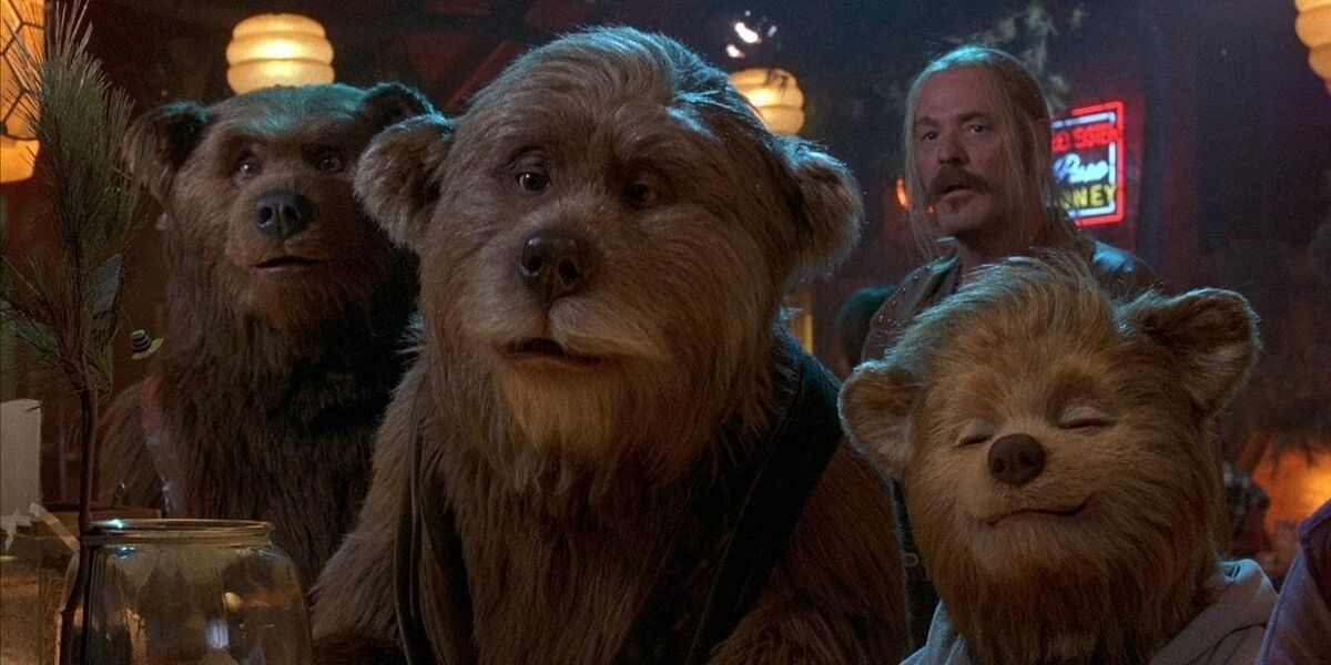 سه خرس در یک نوار در Disney's Country Bears نشسته اند.