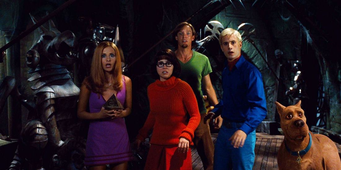 The Mystery Inc. gang stands in a haunted house in Scooby-Doo.