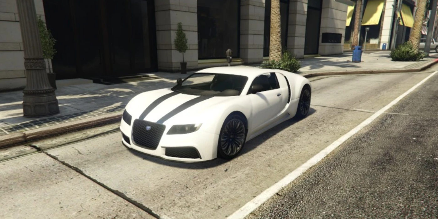 Un Adder blanco con rayas negras está conduciendo por la calle en Grand Theft Auto V.