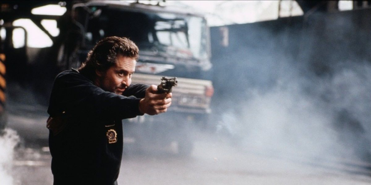 Black Rain, Michael Douglas disparando una pistola