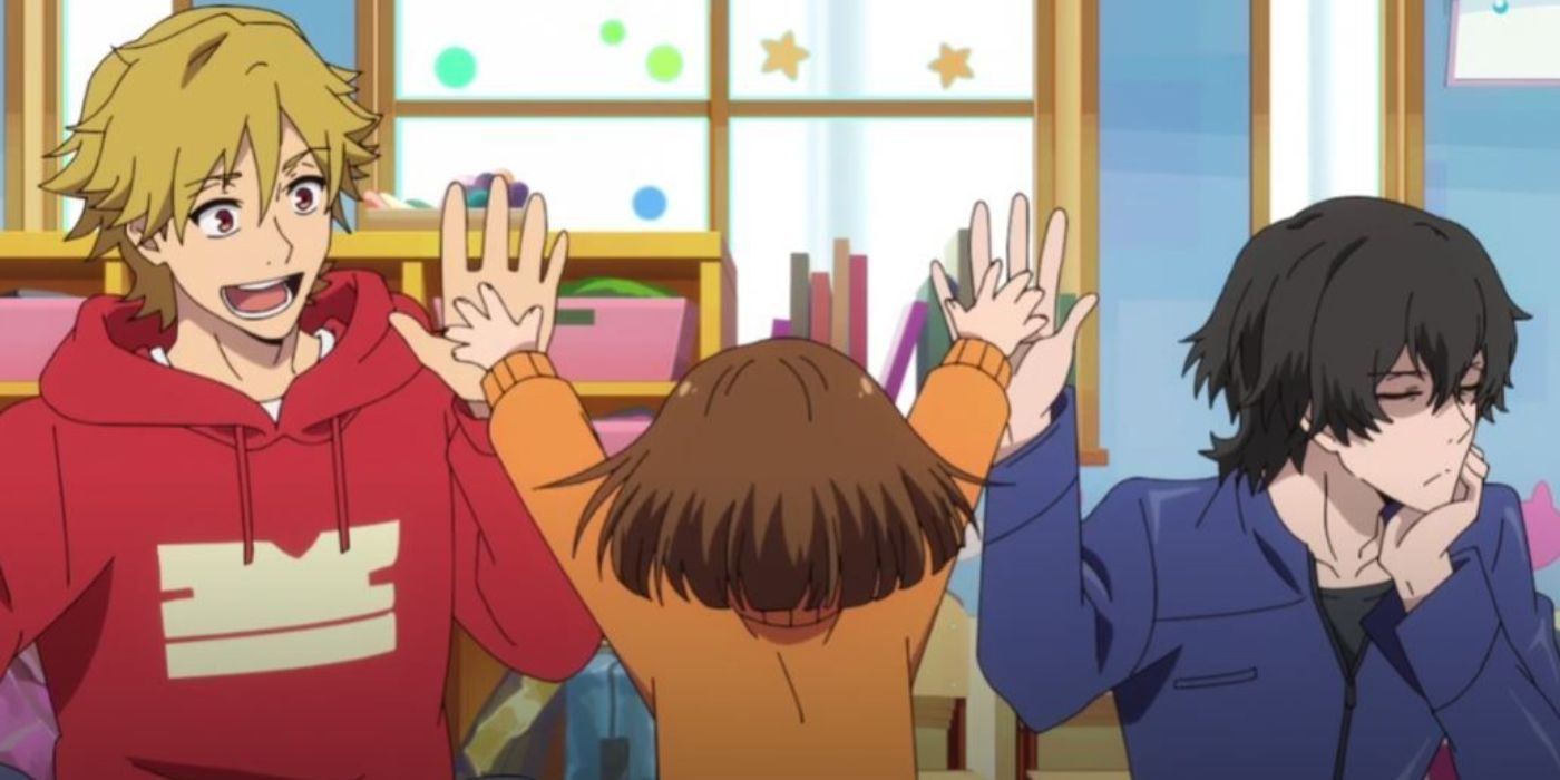 Kazuki, Miri y Rei de Buddy Daddies chocando las manos.